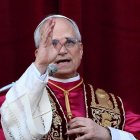 El recién elegido Papa León XIV, el cardenal Robert Francis Prevost, de EE.UU., bendice a los fieles desde la logia central de la basílica de San Pedro, Ciudad del Vaticano. EFE/ETTORE FERRARI