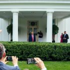  Trump habla con los medios de comunicación a las afueras del Ala Oeste de la Casa Blanca en Washington.