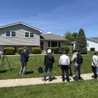 Periodistas esperan frente a la casa de John Prevost, hermano menor del papa León XIV, este viernes en el barrio de New Lenox en Chicago, Illinois (EE.UU.).