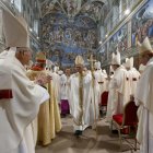 El Papa, que ha renunciado a los zapatos rojos y calzaba unos negros como Francisco, recibe el aplauso de los cardenales.