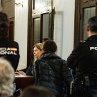 La acusada, de espaldas junto a su abogada.