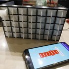 El dispensador automático con sus cajitas y el móvil.