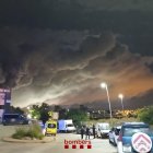 Vilanova i la Geltrú (Barcelona), 10/05/2025.- Los vecinos de cinco municipios costeros de Barcelona y Tarragona se encuentran confinados en sus casas por una nube tóxica generada por un incendio desatado la madrugada de este sábado en una fábrica de productos químicos para piscinas en Vilanova i la Geltrú que almacena unas setenta toneladas de cloro. EFE/Bomberos Generalitat -SOLO USO EDITORIAL/SOLO DISPONIBLE PARA ILUSTRAR LA NOTICIA QUE ACOMPAÑA (CRÉDITO OBLIGATORIO)-