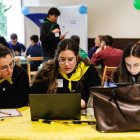 Tres alumnas durante el encuentro en Biológicas.