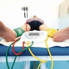 Un paciente es monitorizado en la unidad de heridas complejas ubicadas en el centro de salud de El Ejido.