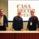 Guillermo Oviedo, con el diseñador Jaime Beriestain y el director de Sapienstone, Pablo Ruiz.