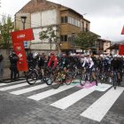 Momento exacto de la salida en La Robla de la última etapa de la Vuelta Ciclista España femenina.