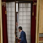 El presidente del Gobierno, Pedro Sánchez, abandona el hemiciclo.