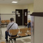 Un paciente espera en José Aguado, donde Sacyl ha intervenido.