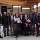 La familia de la empresa Casa Chucho junto a los políticos tras el homenaje.