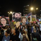 Imagen de la protesta semanal del Foro de Familias en Tel Aviv para exigir al Gobierno un acuerdo que permita liberar a los 59 rehenes israelíes que aún permanecen secuestrados por Hamás en Gaza. EFE/EPA/ATEF SAFADI