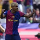El delantero del Barcelona Lamine Yamal celebra su gol contra el Real Madrid, durante el partido de la jornada 35 de LaLiga EA Sports entre el Barcelona y el Real Madrid, este domingo en el Estadi Olímpic Lluís Companys.-EFE/Enric Fontcuberta