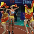 -El relevo 4x100 femenino, formado por Esperança Cladera, Jaël Bestué, Paula Sevilla y Maribel Pérez, se proclamó este domingo subcampeón del mundo, solo superado en meta por Gran Bretaña en los Mundiales disputados en Guanzhou (China). EFE/EPA/ALEX PLAVEVSKI