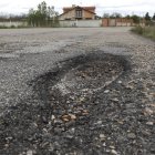 Los grandes baches y la gravilla caracterizan la ascensión a la zona donde residen 350 familias.
