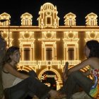 Dos jóvenes en Almería en una foto de archivo.