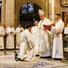 El obispo hace el rito de la imposición de manos al nuevo sacerdote