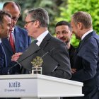 Zelenski junto a los primeros ministros del grupo de voluntarios.
