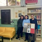 Clara, Lucía y Toñi Reinares, en la inauguración.