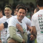 José Luis Lago celebra el ascenso con el resto de la plantilla maragata.