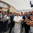 El Papa saluda a los periodistas en el Nervie Hall del Vaticano.