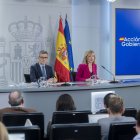 La ministra Portavoz, Pilar Alegría, y el ministro de la Presidencia, Justicia y Relaciones con las Cortes, Félix Bolaños, durante una rueda de prensa posterior al Consejo de Ministros en el Palacio de La Moncloa, a 13 de mayo de 2025, en Madrid (España).