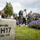 Foto de archivo que muestra a familiares de las víctimas colocando girasoles durante una ceremonia conmemorativa por las víctimas del desastre aéreo del vuelo MH17 de Malaysia Airlines, en el monumento ubicado en el parque Dudok, en Hilversum, Países Bajos. EFE/EPA/SEM VAN DER WAL.