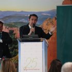 El director de la planta eólica de Santo Tomás, Jorge López, escucha la intervención de Juan Carlos Suárez-Quiñones.