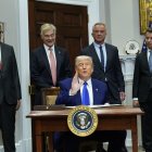 El presidente de EE.UU., Donald J. Trump (C). EFE/EPA/CHRIS KLEPONIS / POOL.