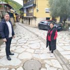 Iván Alonso y Joaquina Ferández, en la calle Real de Valdecañada.