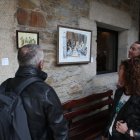 Visitantes en la muestra de Luis Silva en el Museo del Bierzo.