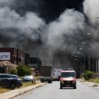 La Junta de Andalucía ha activado la fase de emergencia, situación operativa 1, del Plan Territorial de Emergencias de Protección Civil en Andalucía ante la posible evolución del humo generado en el incendio de una nave industrial en Alcalá de Guadaíra (Sevilla). EFE/José Manuel Vidal.