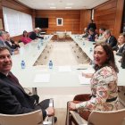 Los consejeros de Agricultura, Ganadería y Desarrollo Rural, María González Corral, y de Economía y Hacienda, Carlos Fernández Carriedo, se reúnen con los representantes de las denominaciones de origen vitivinícolas de Castilla y León para analizar el mercado internacional del vino.