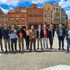 Representantes del PP de León con el alcalde de La Bañeza.