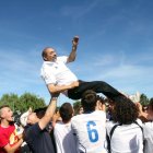 Manolo Díaz, manteado, por subir a División de Honor.