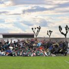 El Atlético Mansilles junto a parte de su fiel afición tras consumarse la permanencia en 3ª Federación en la que se estrenó en la presente temporada 2024-2025.
