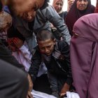 Familiares alrededor de un cuerpo de un palestino muerto por un ataque israelí en Gaza el 15 de mayo de 2025. EFE/EPA/HAITHAM IMAD.