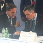 Pedro Sanchez con Mark Rutte, ayer en Albania.