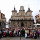 Alumnos y organizadores, en la plaza Mayor.
