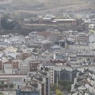 Vista parcial de Ponferrada, con el castillo al fondo, en el corazón de la ciudad, donde se mueve un amplio entramado social.