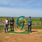 El alcalde, el subdelegado y los responsables de la Guardia Civil frente a la escultura.