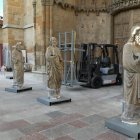 Traslado de las esculturas desde la fachada de la Catedral al interior.