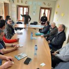 Reunión de técnicos de la empresa eléctrica con políticos del municipio de Boca de Huergano.