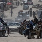 Palestinos desplazados huyen de sus hogares en Beit Lahia ante la invasión terrestre de Israel.