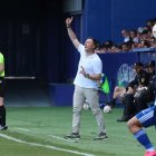Raúl Llona hace indicaciones a sus jugadores desde el banquillo.