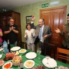 Pedro Bello, ayer en Trabadelo dando las gracias junto el alcalde, en el homenaje recibido en su pueblo.