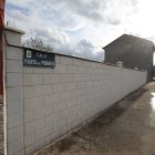 Esta es la calle Puerto de Piedrafita en Cacabelos, que fue asfaltada e invadió la propiedad privada.