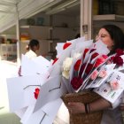 Las casetas de la Feria del Libro se llenaron ayer de flores.