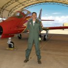 Javier Canal posa con uno de los aviones de la Patrulla Águila en su base murciana.