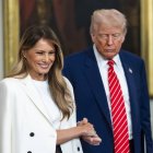 El Presidente de los Estados Unidos Donald Trump (d) y la Primera Dama Melania Trump (i) organizan una 'celebración de las madres militares' en la Sala Este de la Casa Blanca en Washington.