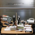 Una funcionaria en su puesto de trabajo.